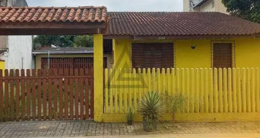 Casa à venda com 4 quartos, terreno com 336m², 14m de frente por 24m de fundos, 300m da praia em excelente localização...