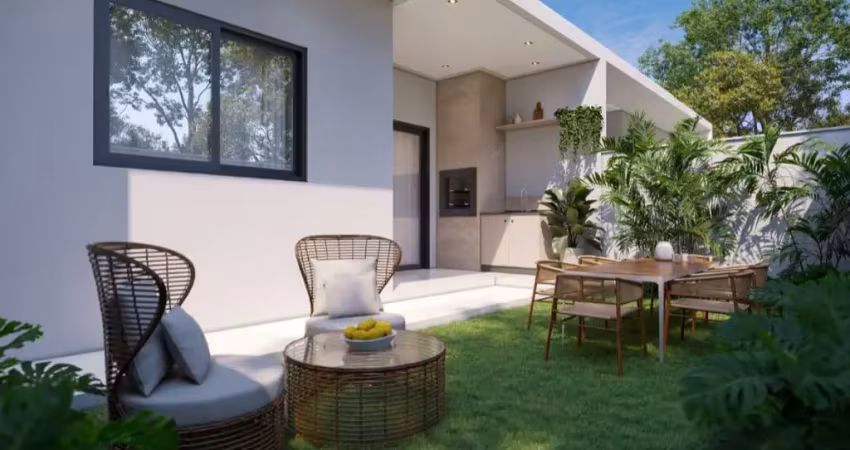 Casa em balneário piçarras com 03 dormitórios e espaço nos fundos.
