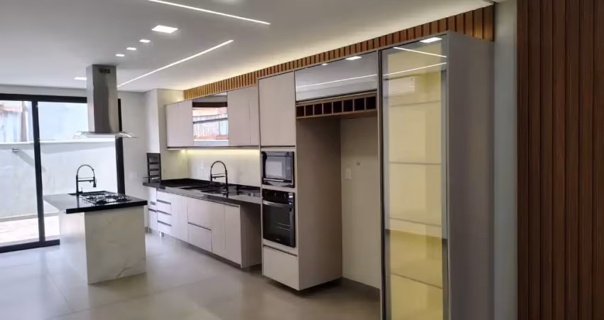 Zona sul, casa nova, 3 suítes, armários, sala estar e jantar, 4 vagas, lazer