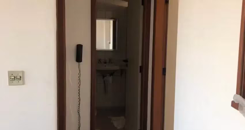 Oportunidade, desocupado, 1 dormitório, sala com sacada, armários, elevador.