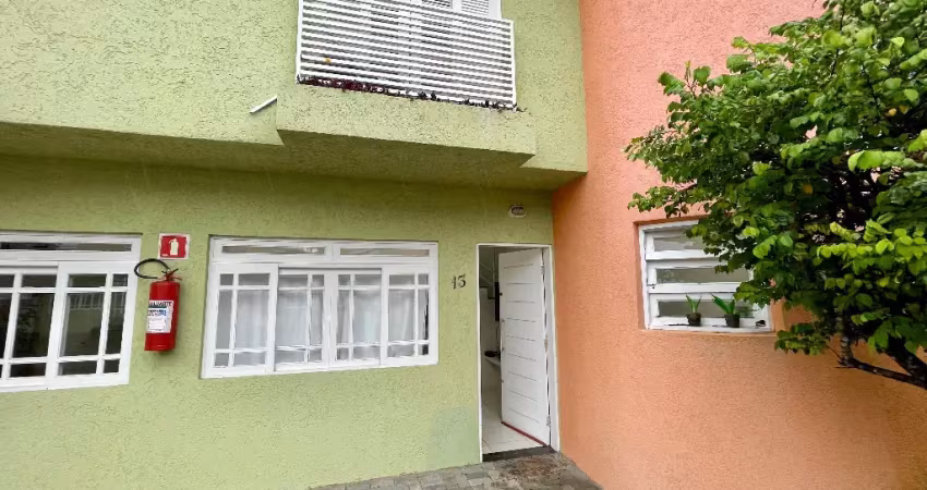 Sobrado mobiliado em condomínio no bairro maitinga, em bertioga/sp á 600 metros da praia