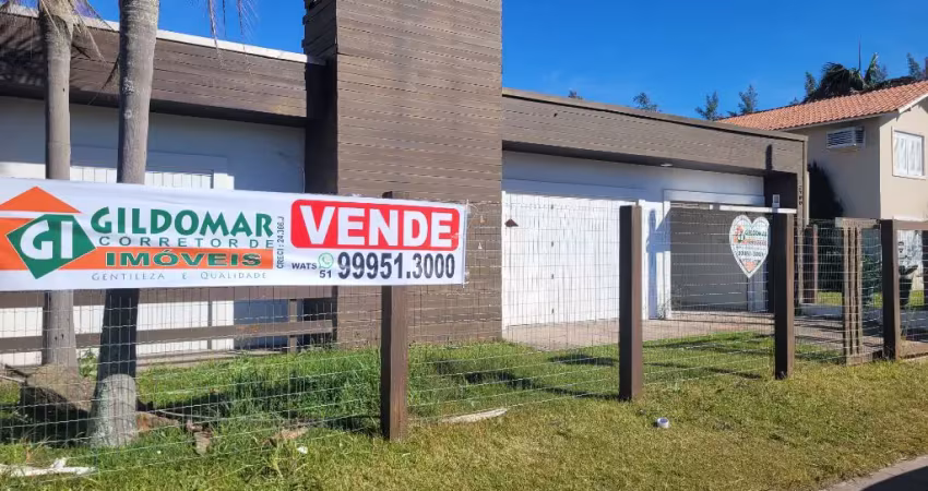 Excelente casa junto da plataforma,  pertinho do mar e comércio ano todo, local seguro e muito gostoso, aproveite esta rara oportunidade,