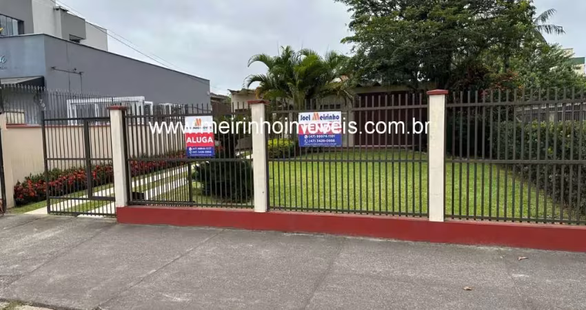 Casa mobiliada para venda em joinville - 3 dormitórios, garagem e amplo jardim