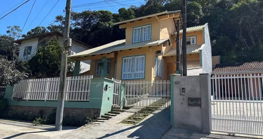 Sobrado de alvenaria com 1 suíte + 2 dormitórios e edícula - nova brasília, joinville - sc