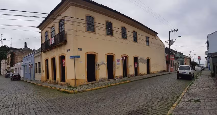 Casarão histórico - 3 dormitórios, centro de são francisco do sul | rua fernando machado, 67 | meirinho imóveis