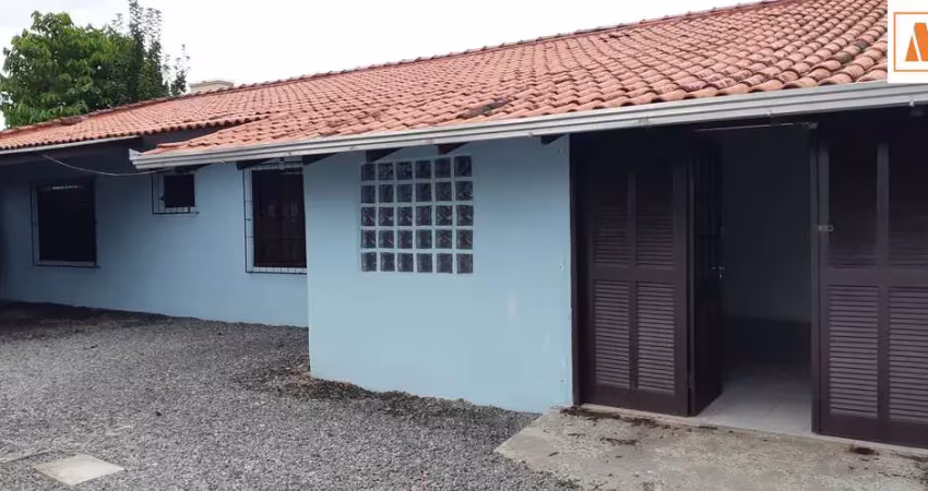 Casa para locação em fátima joinville - 2 quartos, garagem coberta, terreno amplo - r$1.400,00