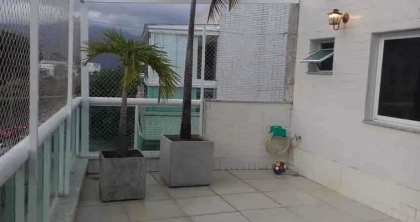 Belíssima cobertura no recreio dos bandeirantes próximo ao comércio e a 5 minutos da praia.