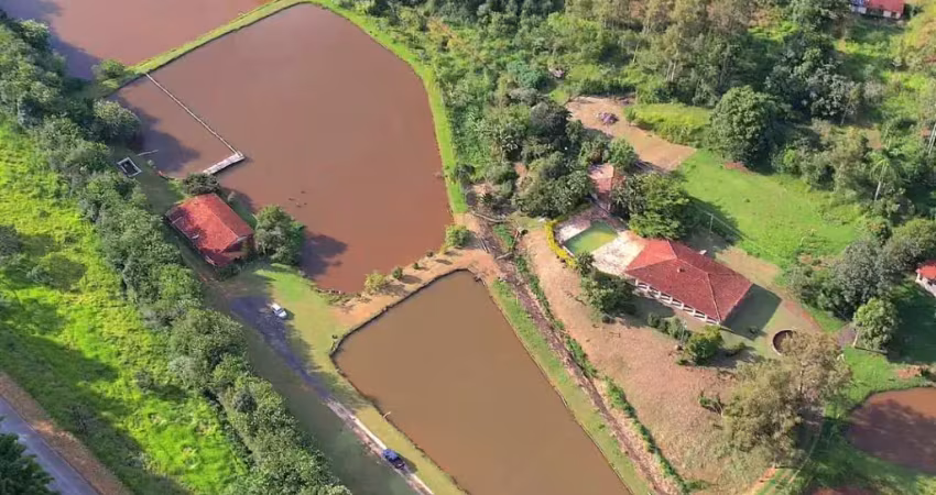 Sítio rico em água com vários tanques entre jacutinga e ouro fino