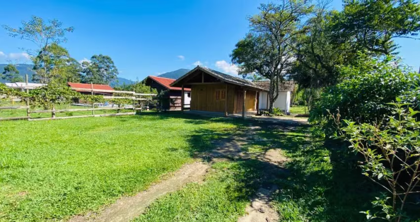 Casa mista com 110m², 2 quartos, sendo 1 suíte, bom retiro em paulo lopes/sc