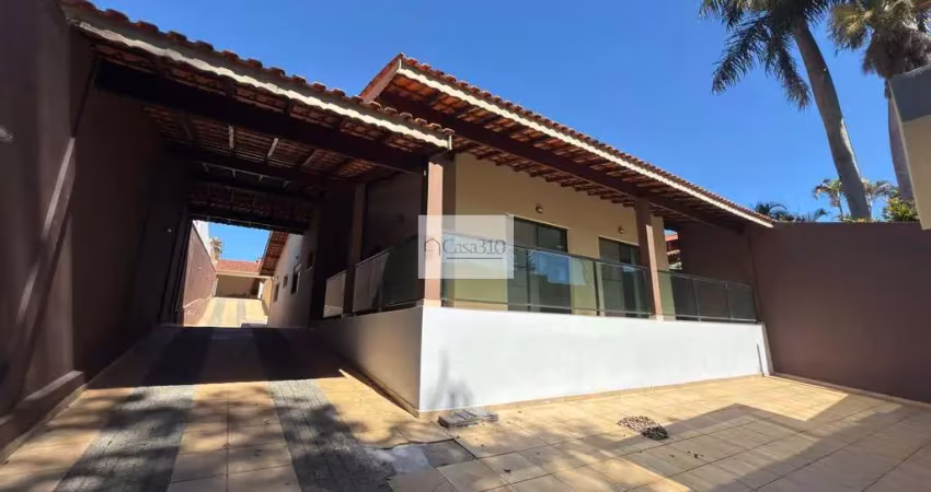 Casa térrea para  locação ou venda com piscina e três quartos com armários