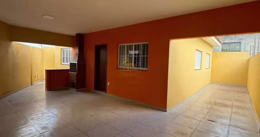 Casa de esquina 85 m²/235 m² – 3 dorms, 1 suíte, quintal amplo e espaço para comércio!