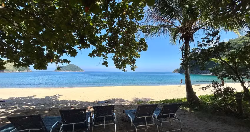 Casa no canto direito pé na areia frente ao mar na praia de toque toque grande.