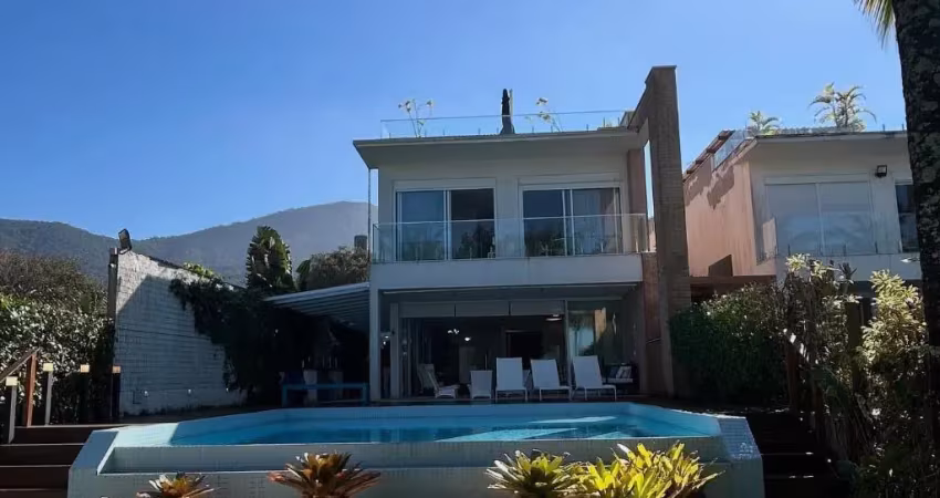 Casa na praia de maresias em condomínio exclusivo pé na areia com piscina, rooftop e vista mar