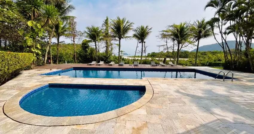 Casa em condomínio frente ao mar pé na areia na praia de camburizinho