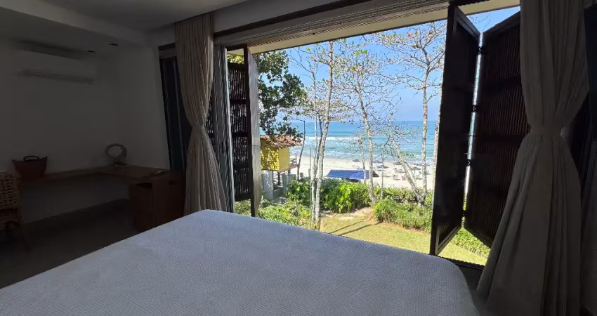 Casa totalmente frente ao mar em condomínio na praia de cambury