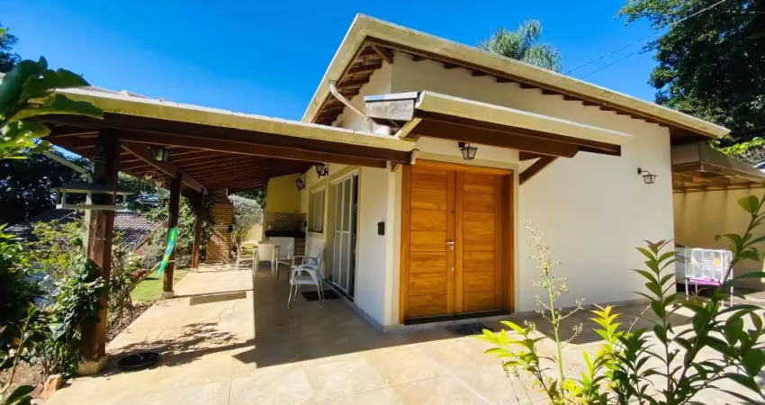 Casa no condomínio monte samkhya com suíte, closet e paisagismo em serra negra – sp!