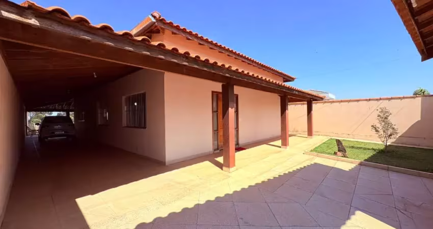 Casa plana com 3 dormitórios, sala ampla, área gourmet e vista permanente em serra negra – sp!
