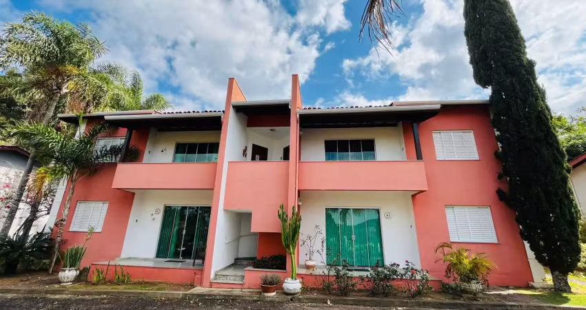 Casa em condomínio fechado com suíte, quintal e lazer em serra negra – sp!