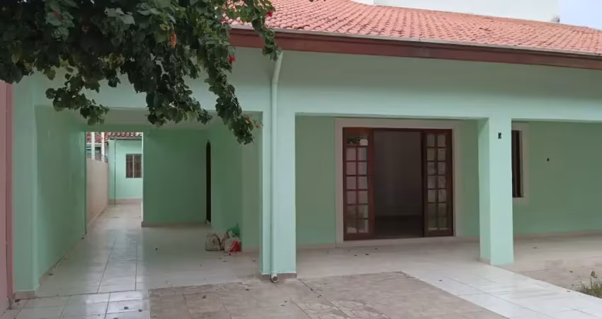 Ampla e ensolarada casa localizada em bairro nobre de são josé dos campos