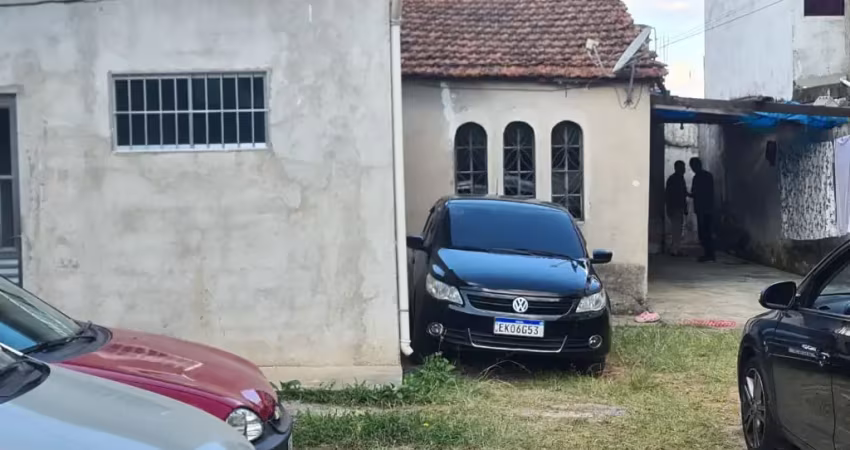 Amplo terreno próprio para construção de 4 ou 5 sobrados, dois dormitórios