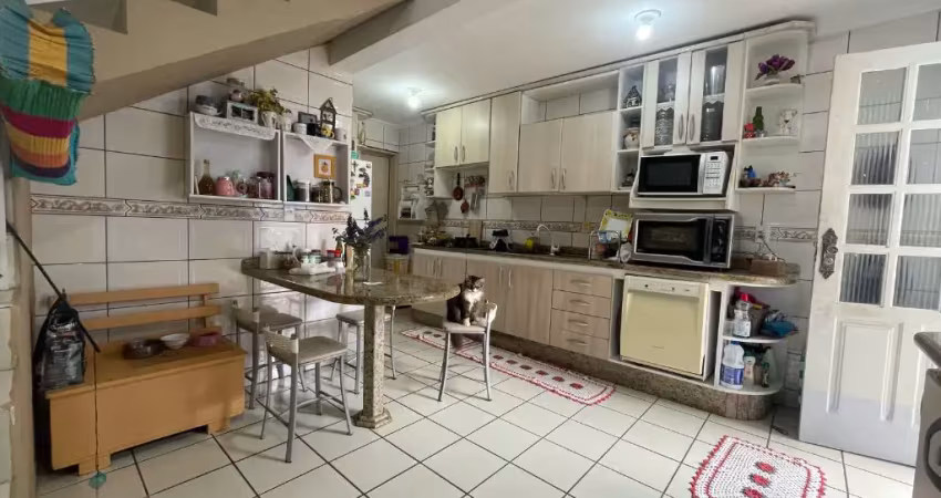 Casa com dois piso em condominio fechado, tem uma aria aproxima de  100 m2 de construção