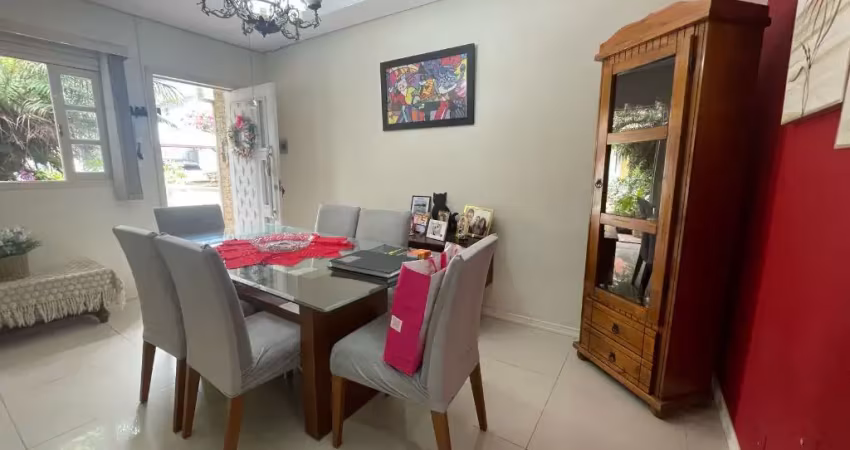 Casa com dois piso em condominio fechado, tem uma aria aproxima de  100 m2 de construção