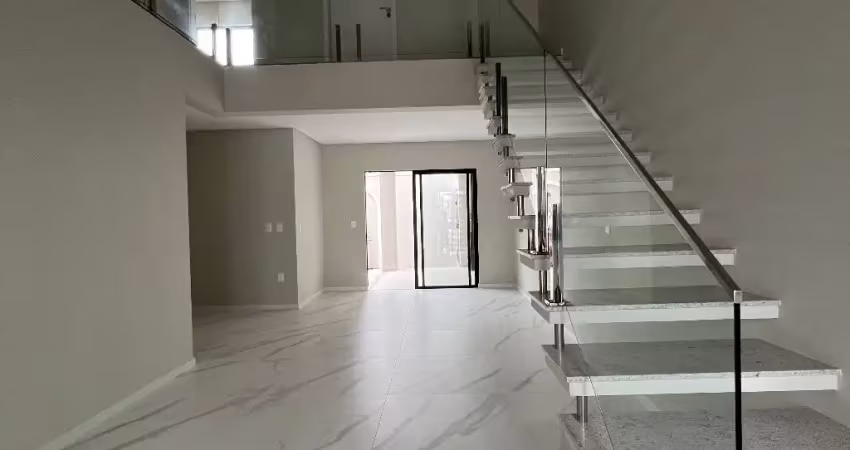 Lindo sobrado no centro de itajai, novo, amplo, com uma otima localização