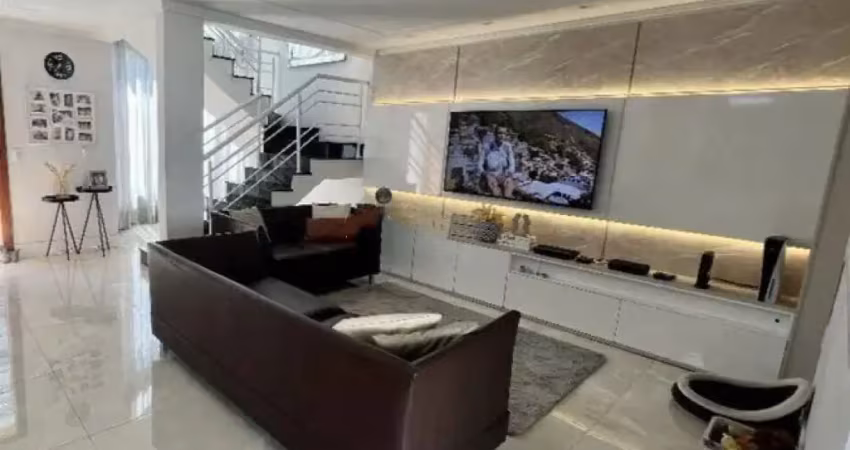 Casa com excelente acabamento, otimo espaço no fundo na piscina bate sol