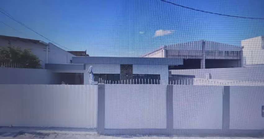 Linda casa pronta para morar com, 4 quartos ,piscina, vaga  para 3 carros, com um amplo  esposo no imóvel , tanto fora como dentro dele.