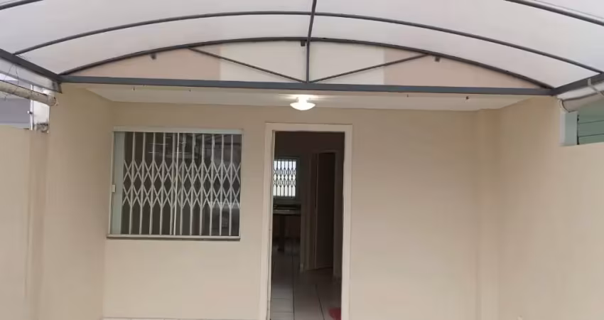 Um excelente geminado, com 2 dormitorios 2 suites 2 lavabo , garagem ampla, otimo espaço nos fundos,uma das suites tem uma sacada, venha fazer uma visita, estamos disponivel para visita em qualquer ho