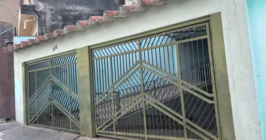 Casa térrea com 162 metros quadrados,  sala, dois quartos, cozinha e dois banheiros.