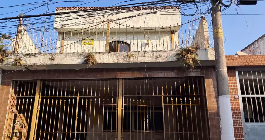 Sobrado  com três quartos. sala ampla para dois ambientes.à venda  com 155 metros quadrados.