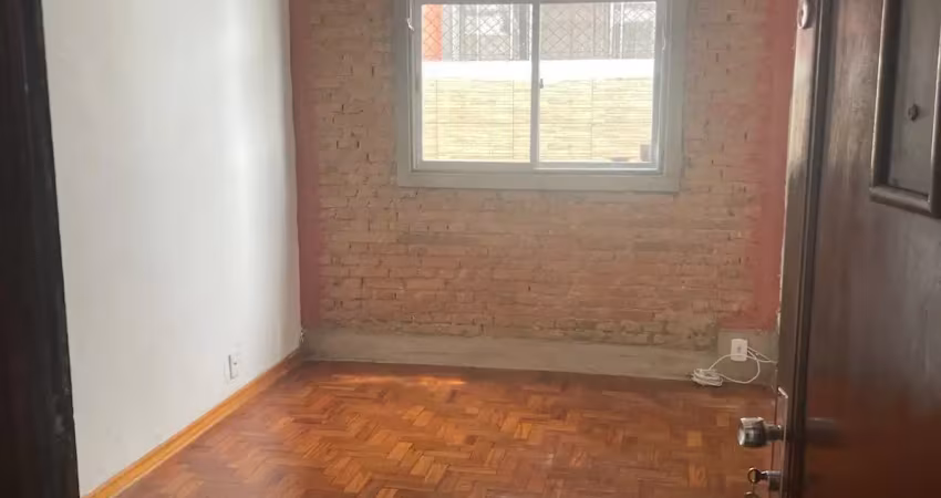 Apartamento reformado no térreo com 58 metros quadrados.