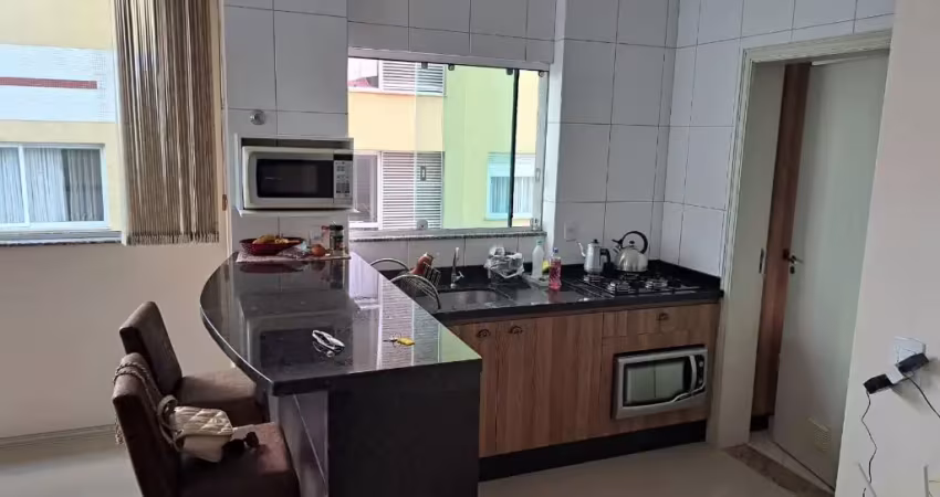 O edifício isabela carolina, localiza-se na rua 238, 155, à pouco mais de 100 metros do mar.