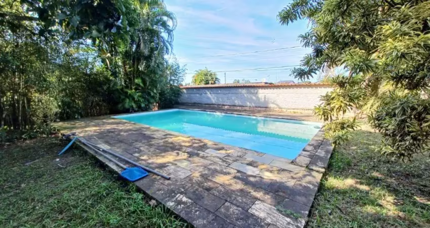 Chácara com piscina em xecelente localização no bairro umuarama em itanhaém/sp