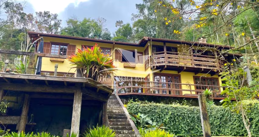 Casa toda mobiliada com puro requinte e bom gosto, 4 suítes pronta para morar.