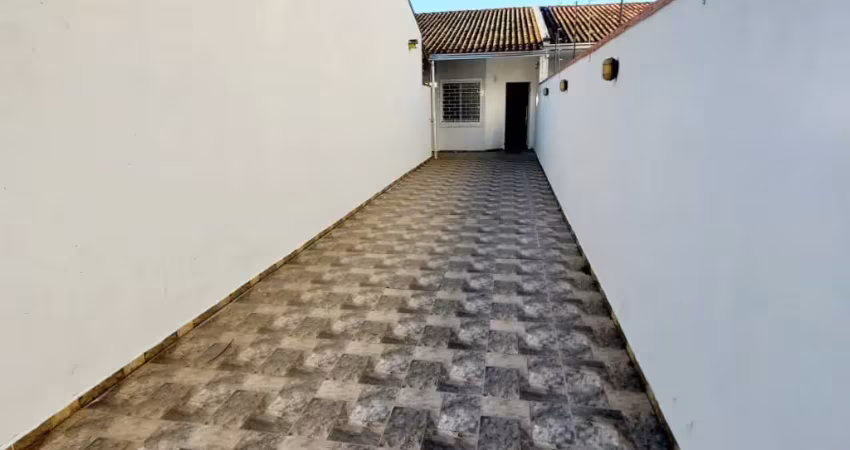 Linda casa com três quartos em ótima localização no jardim yamaguchi