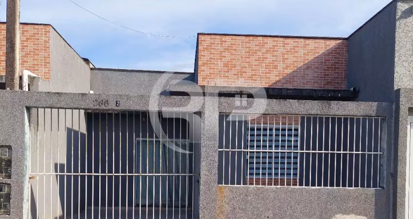 Linda casa de frente pra rua e com espaço de terreno nos fundos e suíte no parque são joão