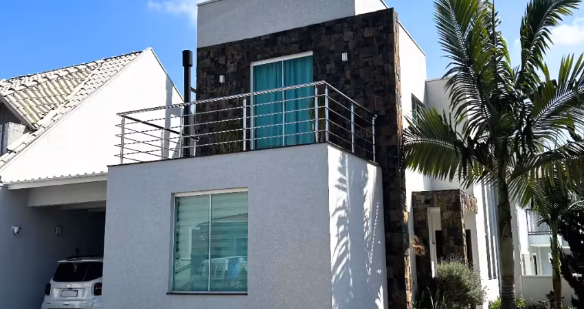 Casa moderna em condomínio, living  com pé direito duplo, 3 quartos, ensolarado, de esquina