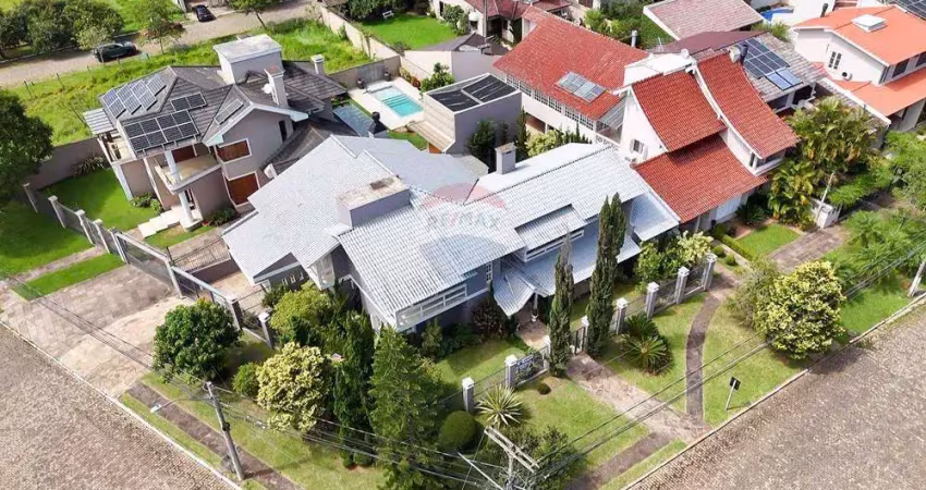 Casa de esquina com piscina e vista para praça – amplitude, charme e localização incomparável!