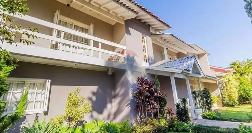Casa de esquina com piscina e vista para praça – amplitude, charme e localização incomparável!