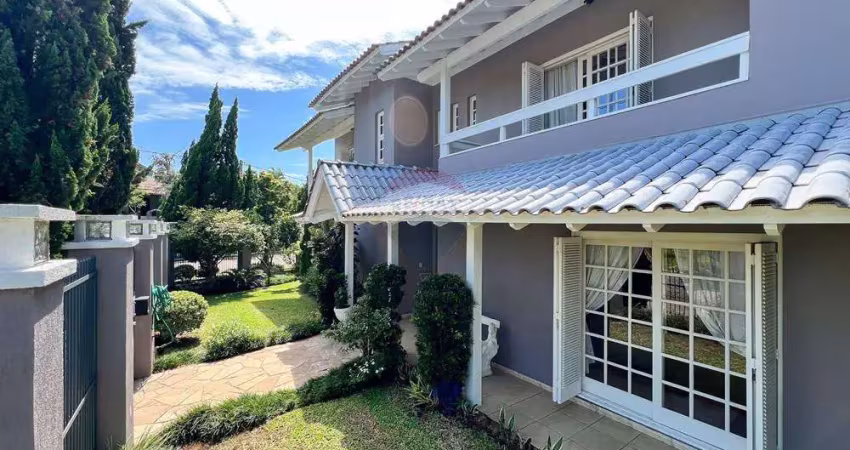 Casa de esquina com piscina e vista para praça – amplitude, charme e localização incomparável!