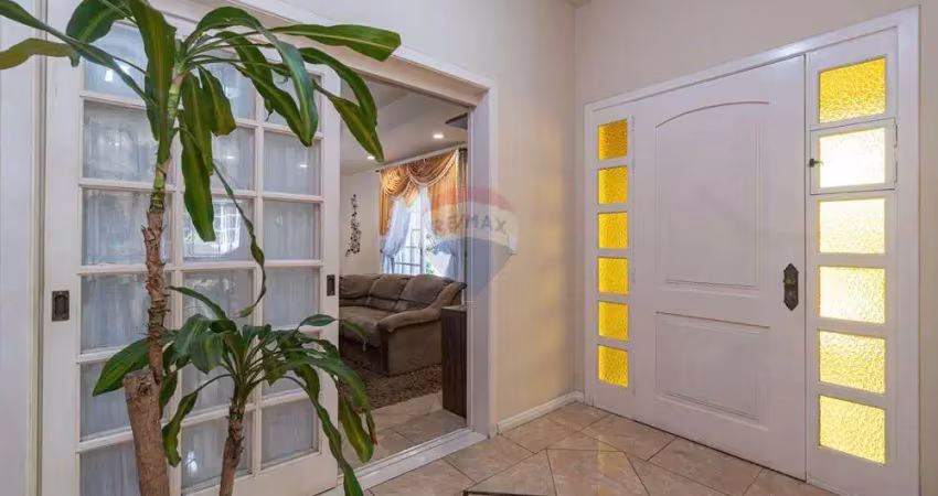 Casa de esquina com piscina e vista para praça – amplitude, charme e localização incomparável!
