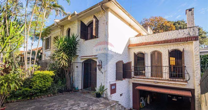 Otima casa para moradia, comercio, ou empresa, com dois pisos, vagas para 5 carros, amplo pátio excelente localização no bairro petrópolis .