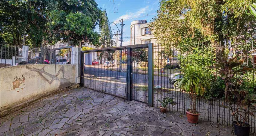 Otima casa para moradia, comercio, ou empresa, com dois pisos, vagas para 5 carros, amplo pátio excelente localização no bairro petrópolis .