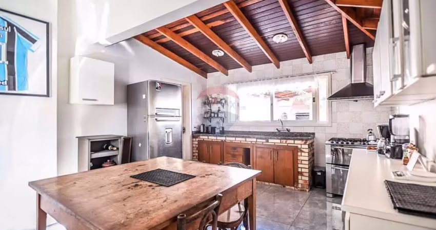 Casa de 03 dormitórios em rua tranquila com piscina - conforto e qualidade!