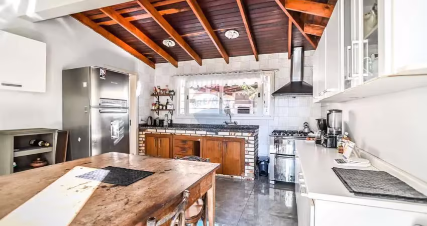 Casa de 03 dormitórios em rua tranquila com piscina - conforto e qualidade!