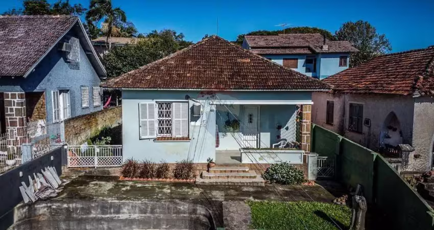 Casa de 03 dormitórios em rua tranquila com piscina - conforto e qualidade!