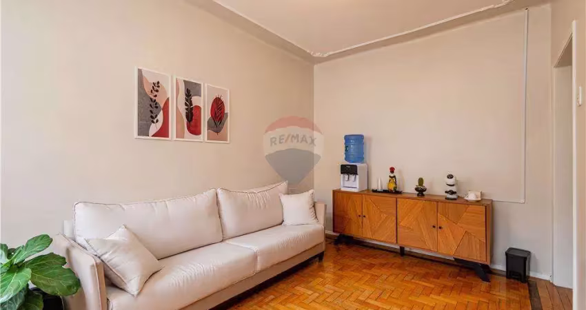 Sobrado com duas casas com entradas separadas, com sala, cozinha, banheiro,  2 quartos, pátio com um depósito pequeno. estacionamento no recuo da casa