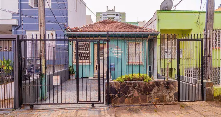 Sobrado com duas casas com entradas separadas, com sala, cozinha, banheiro,  2 quartos, pátio com um depósito pequeno. estacionamento no recuo da casa